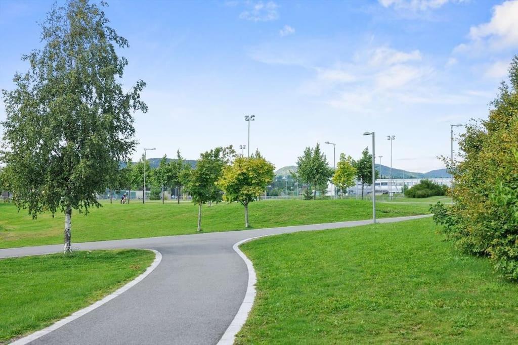 Scandpoint Apartment Fornebu Near Sea Front With Outdoor Walk! Stabekk Exterior photo